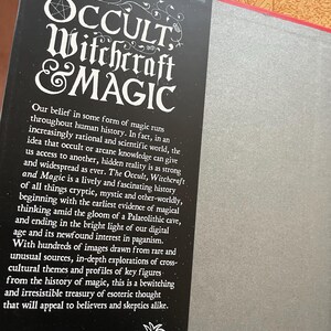 K&ouml;nnte beinhalten: Ein schwarzes Buch mit dem Titel "The Occult, Witchcraft & Magic" mit wei&szlig;en Buchstaben und dekorativen Verzierungen. Das Buchcover zeigt ein Pentagramm und der Text beschreibt die Geschichte der Magie mit &uuml;ber 400 Illustrationen.