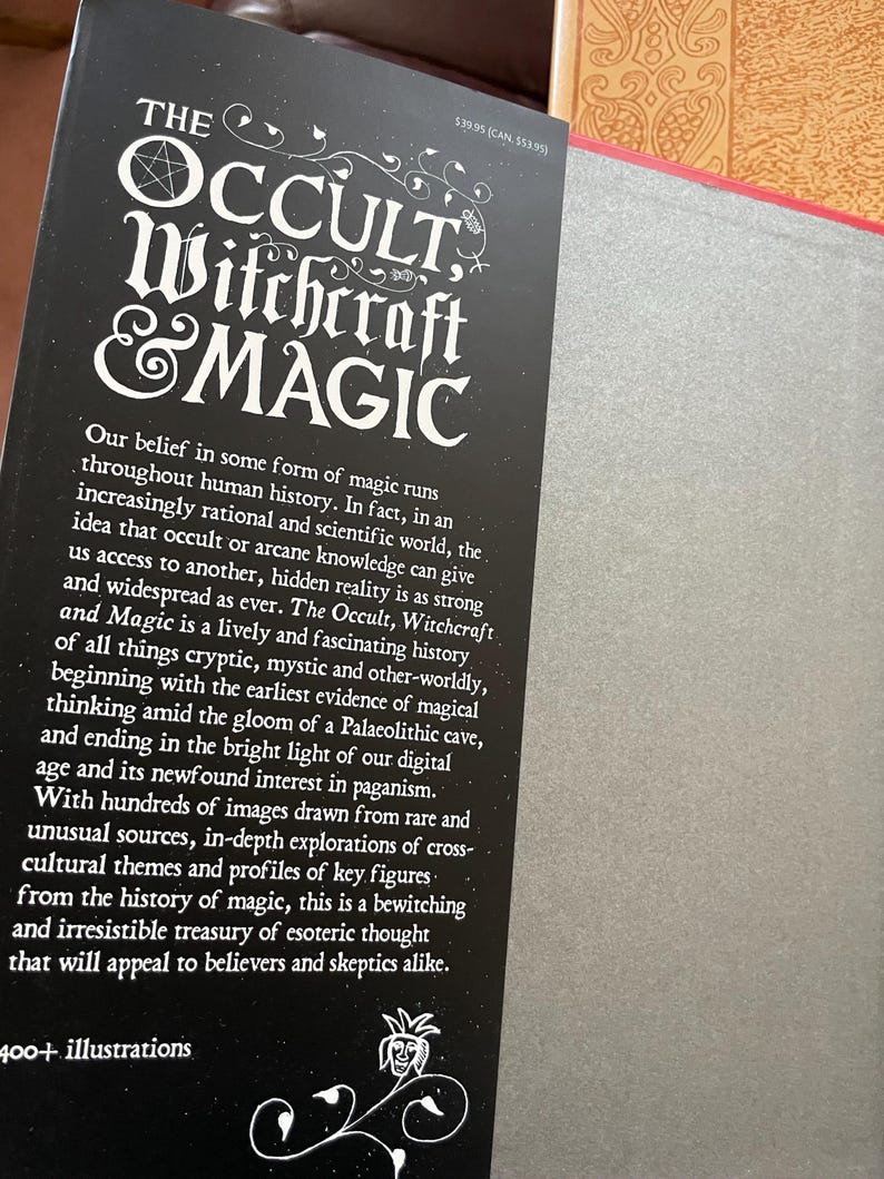 K&ouml;nnte beinhalten: Ein schwarzes Buch mit dem Titel "The Occult, Witchcraft & Magic" mit wei&szlig;en Buchstaben und dekorativen Verzierungen. Das Buchcover zeigt ein Pentagramm und der Text beschreibt die Geschichte der Magie mit &uuml;ber 400 Illustrationen.
