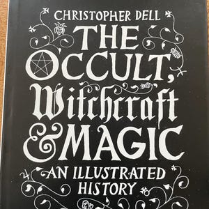 K&ouml;nnte beinhalten: Ein schwarzer Buchumschlag mit wei&szlig;em Text und Verzierungen. Der Titel lautet "The Occult, Witchcraft & Magic" von Christopher Dell, mit dem Untertitel "An Illustrated History". Herausgegeben von Thames & Hudson.