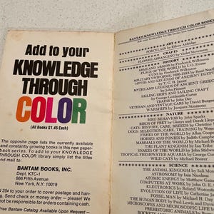 K&ouml;nnte beinhalten: Offene Doppelseite eines Buches mit dem Titel "Add to your Knowledge Through Color" in fetter Schrift. Die gegen&uuml;berliegende Seite listet Buchtitel auf. Das Buch stammt von Bantam Books.