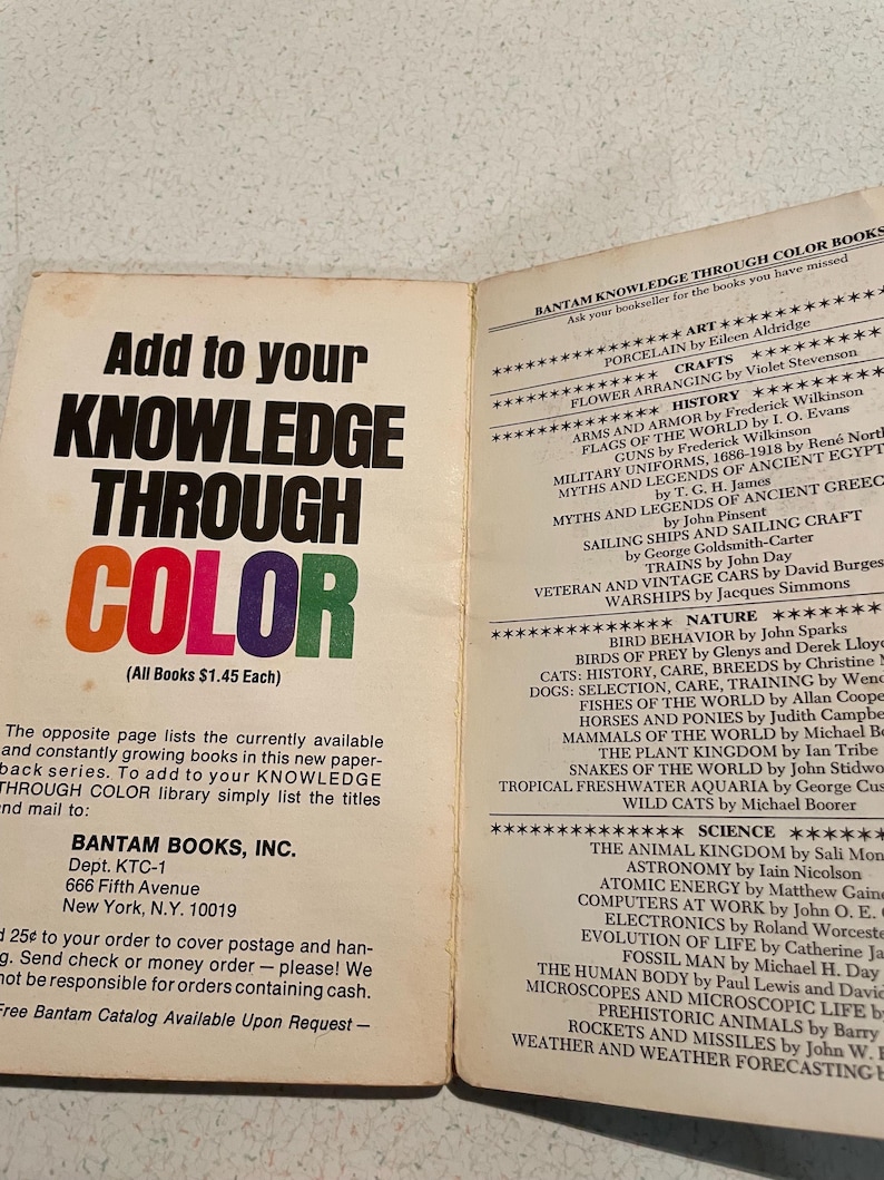 K&ouml;nnte beinhalten: Offene Doppelseite eines Buches mit dem Titel "Add to your Knowledge Through Color" in fetter Schrift. Die gegen&uuml;berliegende Seite listet Buchtitel auf. Das Buch stammt von Bantam Books.