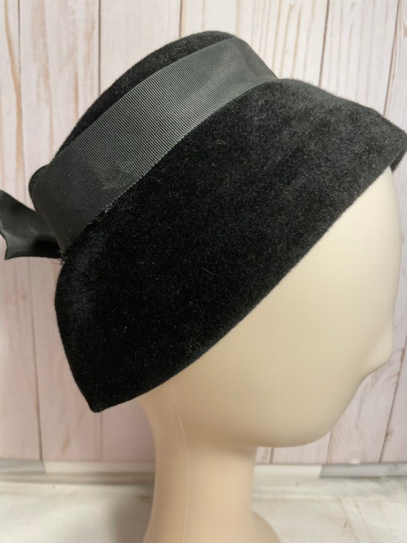 vintage black fitted cloche hat, grossgrain ribbon