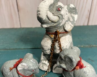 Elefantfigurfamilj, större elefant och ungar, kritfigurer, småbitar, lycka till
