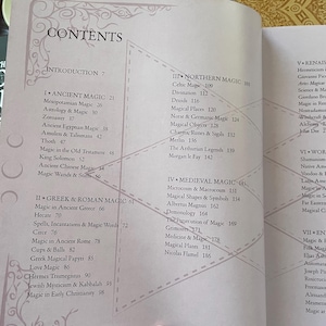 K&ouml;nnte beinhalten: Aufgeschlagenes Buch mit detailliertem Inhaltsverzeichnis. Die Seite zeigt Abschnitte &uuml;ber antike, griechische, r&ouml;mische, nordische und mittelalterliche Magie. Schwarzer Text auf cremefarbenem Papier mit dekorativen R&auml;ndern. Das Buch ist aufgeschlagen.