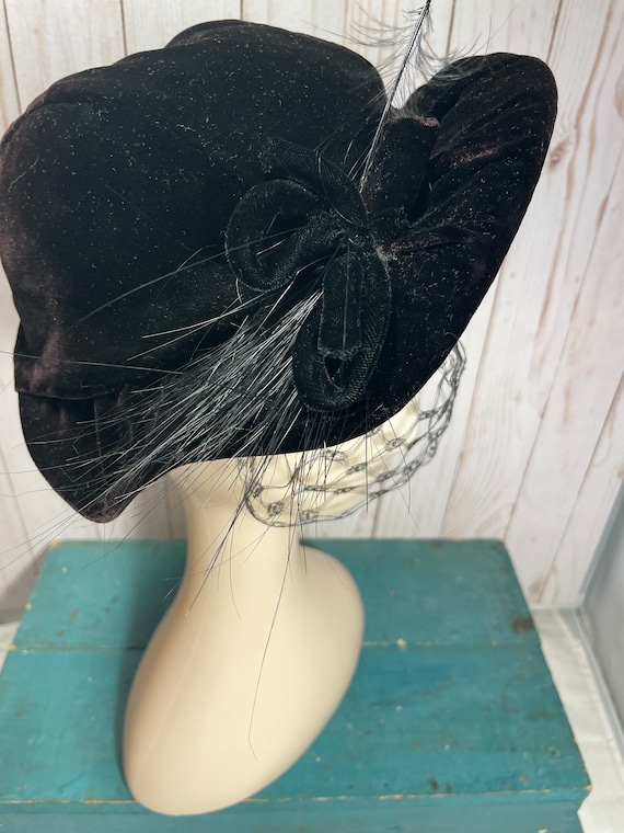 Black Velvet Cloche Hat With Feather and Veil, Retro  display picture 1