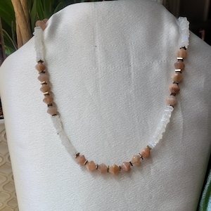 Gargantilla de piedra lunar arcoíris y melocotón