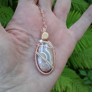 Pendentif fil métallique en or rose et agate Crazy Lace