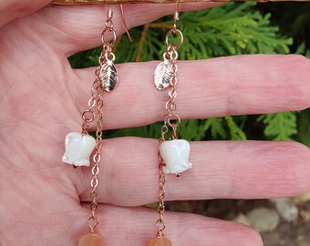 Pendientes colgantes de tulipán blanco y oro rosa