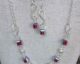 Conjunto de collar de plata y cubos de cristal fucsia