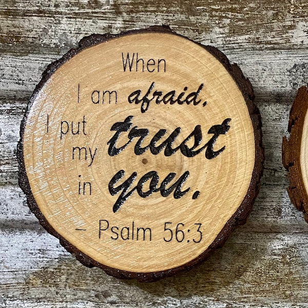Aimant texte année 2024 (tranches de bois) - Psaume 56:3 Quand j'ai peur, je mets ma confiance en toi.