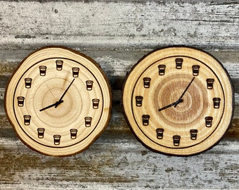 Holzscheibe Kühlschrankmagnet (handgemacht) - Coffee To Go Cup Laser gravierte Uhr