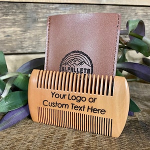 Könnte beinhalten: Ein Holzbartkamm mit einem braunen Lederetui. Der Kamm hat eine abgerundete Form und ist mit dem Text "Your Logo or Custom Text Here" graviert. Das Etui trägt ein Logo mit der Aufschrift "SLPallets".