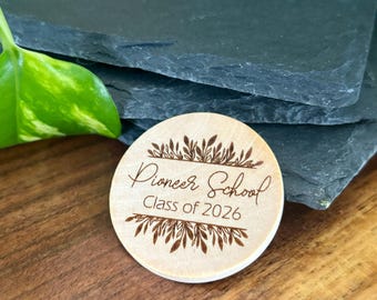 2026 Pionierschule 1,5 "JW Holz Anstecknadel; Handbemalt und Laser graviert, mit optionaler Magnetbeschichtung