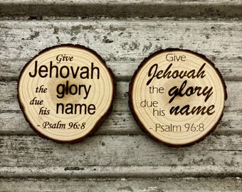 Psalm 96:8 Give Jehweder die Herrlichkeit gebührt seinem Namen - 2025 Jahr Text Magnet (Holzscheiben)