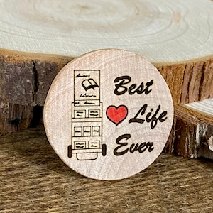 Best Life Ever 1,5" JW Wood Lapel Pin; Cart Witnessing; Met de hand geschilderd en lasergegraveerd, met optionele magnetische achterkant