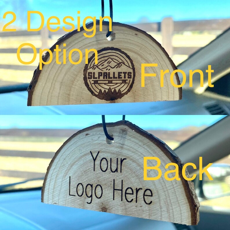 Peut inclure: Un diffuseur d'air de voiture en bois avec un logo "SLPallets" sur le devant et le texte "Your Logo Here" au dos.