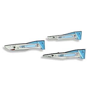 Op de afbeelding: Drie metalen pinnen in de vorm van chirurgische scalpels. Het grootste scalpel heeft een glimlachend gezicht en de tekst "10" op het blad. Het middelste scalpel heeft de tekst "15" op het blad. Het kleinste scalpel heeft de tekst "11" op het blad.