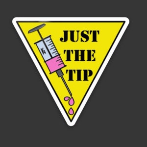 Peut inclure: Un autocollant triangulaire jaune avec une bordure blanche. Il présente une seringue avec un liquide rose et les mots "JUST THE TIP" en noir, en gras. Deux gouttes roses tombent de la seringue.