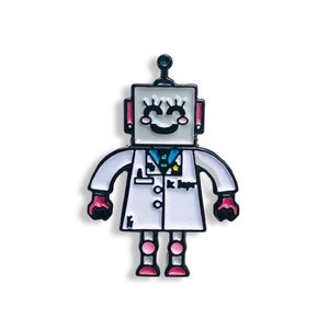 Puede incluir: Un robot blanco que lleva una bata de laboratorio blanca con una corbata azul y una etiqueta de nombre que dice "Dr. Pepper". El robot tiene brazos y piernas rosas y una antena negra en la cabeza. El robot tiene una cara sonriente con ojos negros y pestañas.