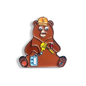 Feel Seen Friends™ Meli the Diabetic Bear Enamel Pin- Cukrzyca / Endokrynologia / Miód / Pompa insulinowa / Pielęgniarstwo / Medyczny Pin / MediThings