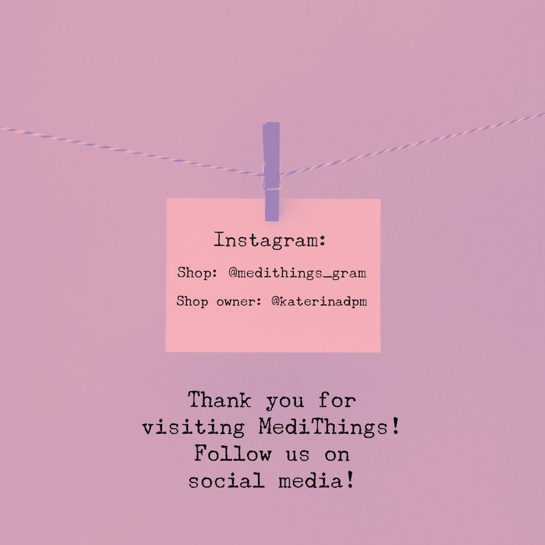 Puede incluir: Una nota rosa con el texto "Instagram: Shop: @medithings_gram Shop owner: @katerinadpm Thank you for visiting MediThings! Follow us on social media!" est&aacute; colgada de una cuerda con una pinza de ropa azul.