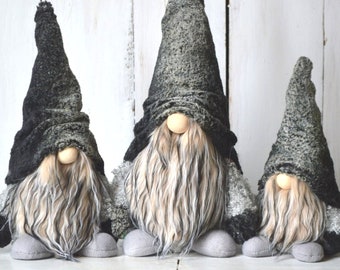 Nain gris super doux dans un chapeau de fourrure, gnomes scandinaves, nain des forêts, nain de Noël, tomte suédois, décoration de Noël, décoration des fêtes