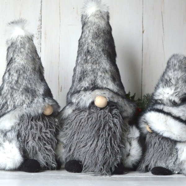 Gnome gris dans un chapeau de fourrure, Tomte suédois, Idée cadeau, Gnome maison, décoration de Noël, gnomes scandinaves, maison nordique, décor Mantel