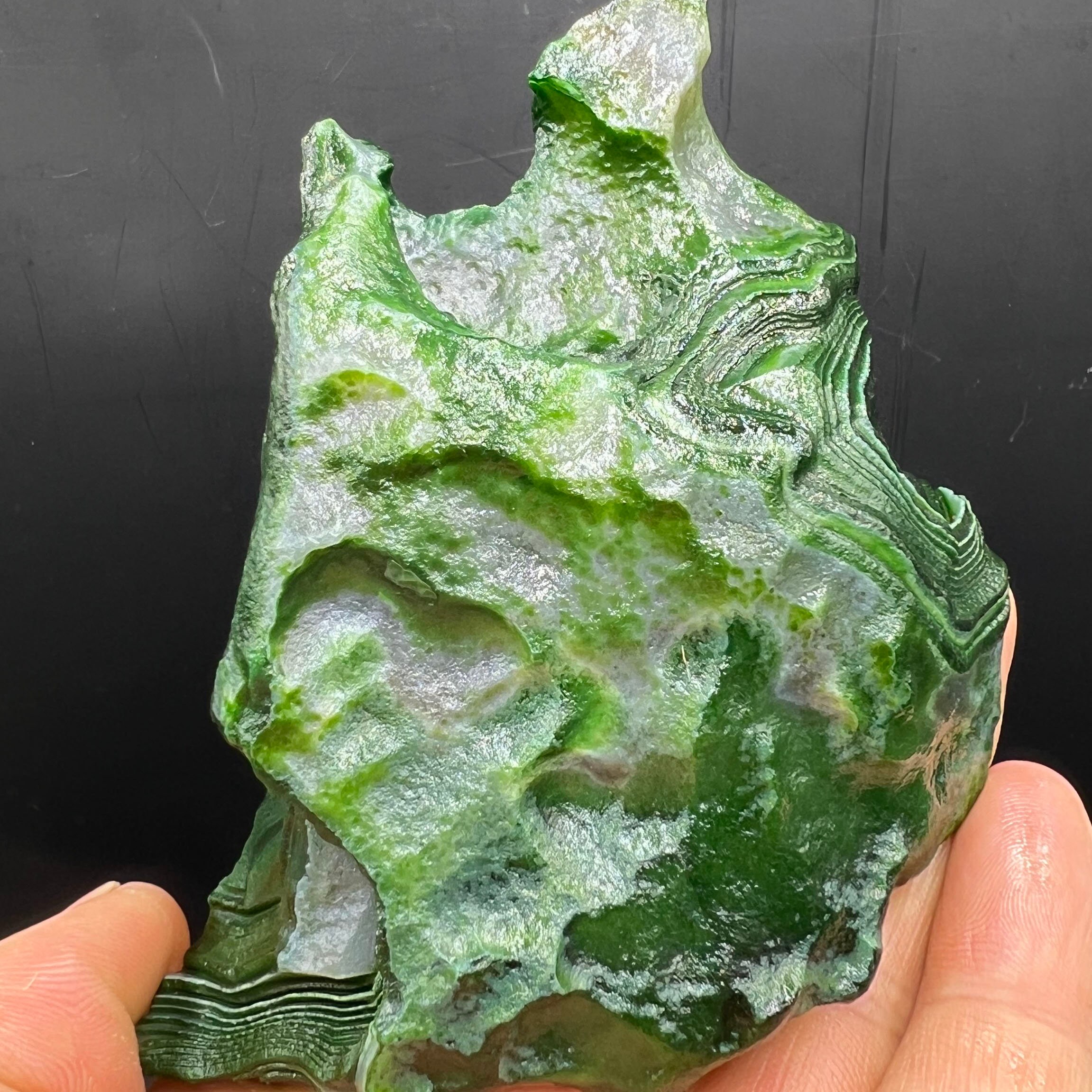 非常に美しい天然瑪瑙。希少なグリーン瑪瑙。明確な階層構造。標本番号