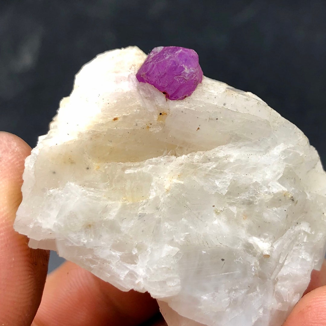 Cristallo Di Granato Rosso Grezzo: Pietra Portafortuna Naturale