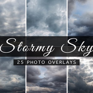 Pode incluir: Uma colagem de 25 sobreposições de fotos de céu tempestuoso. As imagens apresentam uma variedade de nuvens escuras, cinzas e brancas sobre um fundo de céu azul. O texto "Stormy Sky" e "25 Photo Overlays" é exibido em branco sobre um fundo preto.