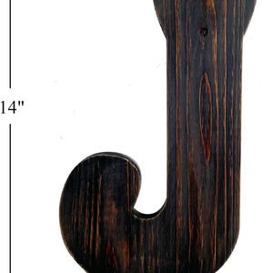 Decoração de parede com iniciais de madeira | Letras de madeira