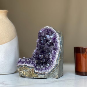 Geoda de catedral de amatista púrpura profunda, cúmulo de cristal crudo único, soporte independiente