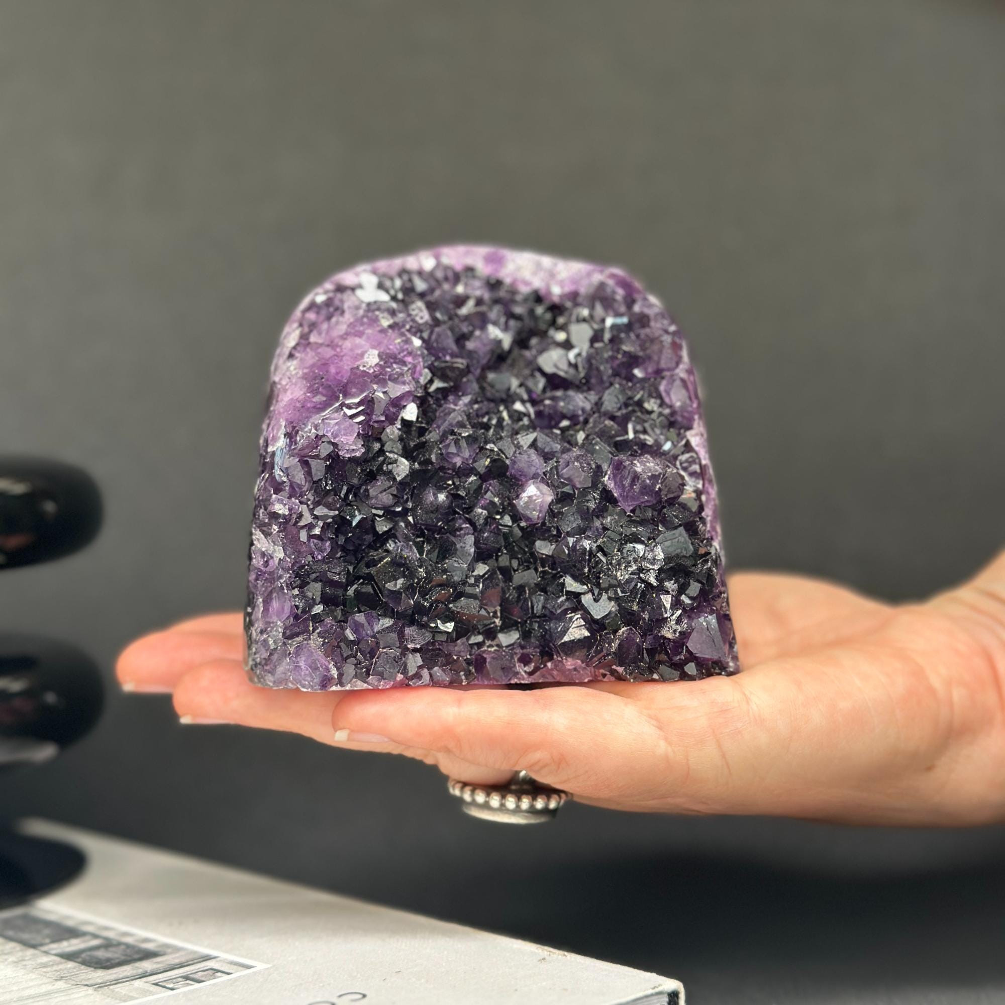 天然アメジストクラスター 1209g 大粒結晶 晶洞 瑪瑙層 天然アメジスト