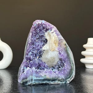 濃い紫色のアメジスト結晶クラスタージオード（方解石形成あり