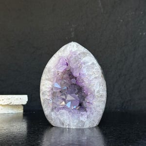 ピンクアメジストジオード洞窟：研磨されたクリスタルの装飾品