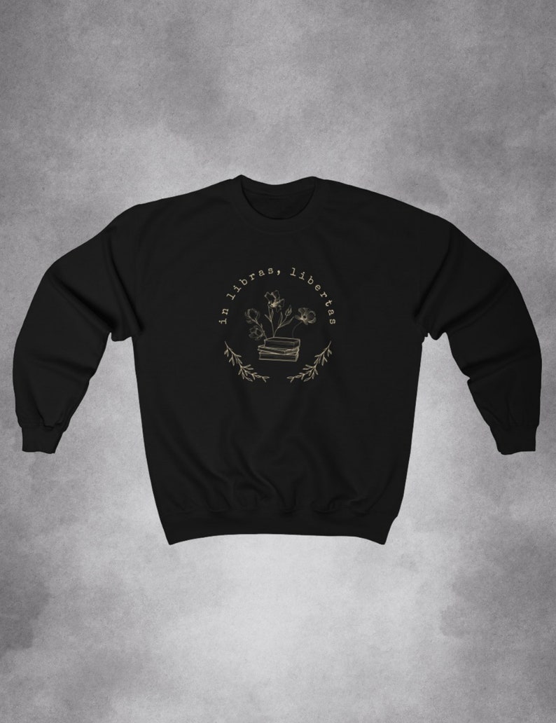 Dark Academia Clothing Bookish Sweatshirt, Indie Plus Size Literature Clothing Black