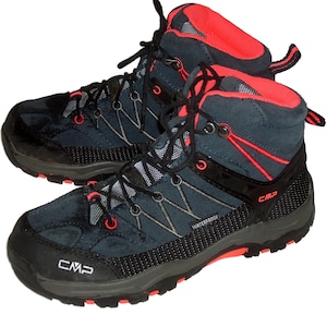 Puede incluir: Un par de botas de senderismo negras y azules con detalles en rosa y la palabra "CMP" en el lateral. Las botas son impermeables y tienen un diseño de malla.