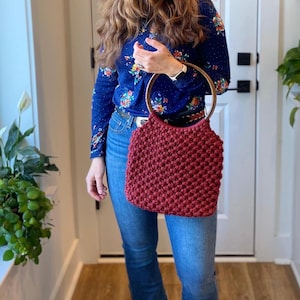 Bolso de macramé burdeos hecho a mano, años 70, con asas de madera