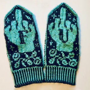 Op de afbeelding: Een paar gebreide vingerloze handschoenen met een groen en donkerblauw patroon. De handschoenen hebben een middelvingerontwerp.
