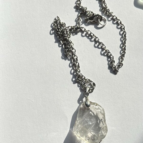 Collar con colgante de vidrio marino