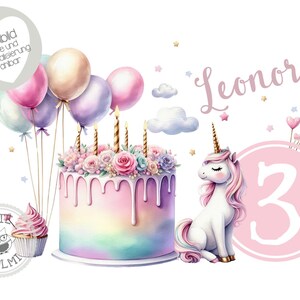 Può includere: Una torta a forma di unicorno rosa e bianca con glassa arcobaleno e una statuetta di unicorno. La torta è decorata con fiori rosa e bianchi. La torta è circondata da palloncini rosa e bianchi. Il testo "Leonora" è scritto in lettere rosa. Il numero "3" è scritto in rosa su un cerchio rosa.
