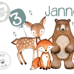Könnte beinhalten: Ein personalisiertes Bügelbild mit einer Illustration von einem Reh, Fuchs und Bär. Das Bügelbild enthält den Namen "Janne" und die Zahl "3" auf einem blauen Ballon. Der Text "Bügelbild große und Individualisierung  wohnbar" ist ebenfalls auf dem Bügelbild enthalten.