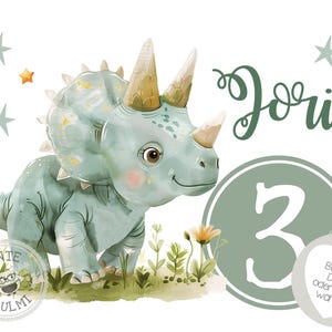 Könnte beinhalten: Eine hellblaue und grüne Triceratops-Illustration mit dem Namen "Joris" und der Zahl "3" auf weißem Hintergrund. Der Text "Bugelbild DIN A5 oder DIN A4  wahlbar" ist ebenfalls enthalten.