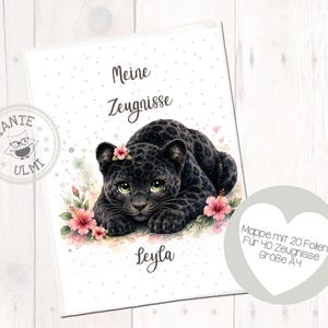 Peut inclure: Un dossier blanc illustré d'un bébé panthère noire avec des fleurs roses, le texte "Meine Zeugnisse" et "Leyla", un logo circulaire "Tante Ulmi" et un cœur indiquant "Mappe mit 20 Folien für 40 Zeugnisse Größe A4".