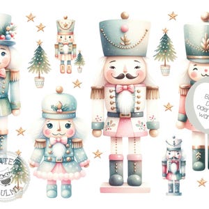 Op de afbeelding: Vijf aquarel illustraties van notenkrakersoldaten. De notenkrakers zijn gekleed in blauwe, roze en witte uniformen met gouden accenten. Ze houden verschillende attributen vast, waaronder een zwaard, een trommel en een vlag. De illustraties zijn geplaatst tegen een witte achtergrond met sterren en kerstboompjes.