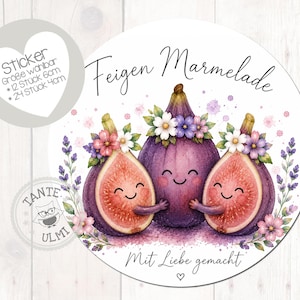 Può includere: Un adesivo rotondo con un'illustrazione ad acquerello di tre fichi viola con volti sorridenti, corone di fiori e che si abbracciano. Il testo recita Feigen Marmelade e Mit Liebe gemacht. È visibile un piccolo logo con un gufo e la scritta Tante Ulmi.