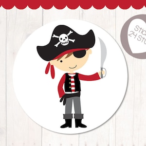 Könnte beinhalten: Ein runder Aufkleber mit einem Cartoon-Piraten, der ein schwarz-rotes Piratenkostüm trägt, eine Augenklappe hat und ein silbernes Schwert hält. Der Aufkleber hat den Text "Sticker 24 Stück" in einem weißen Kreis auf grauem Hintergrund.