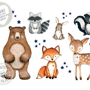 Könnte beinhalten: Ein Set mit Aquarell-Illustrationen von Waldtieren, darunter ein Bär, ein Fuchs, ein Reh, ein Waschbär, ein Stinktier und ein Kaninchen. Die Tiere sind von blauen Sternen umgeben.