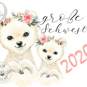Könnte beinhalten: Zwei weiße Eisbärenbabys mit Blumenkränzen, das größere Bärchen hält die Pfote des kleineren Bären. Der Text "große Schwester 2020" ist in Schwarz und Rosa geschrieben.