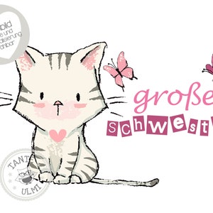 Könnte beinhalten: Eine süße Comic-Katze mit rosa Wangen und einem rosa Herz auf der Brust. Die Katze sitzt auf einem weißen Hintergrund mit dem Text "große schwester" in rosa Buchstaben und zwei rosa Schmetterlingen.